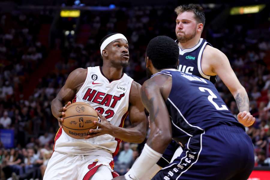 Jimmy Butler se impôs contra a dupla Luka Doncic e Kyrie Irving