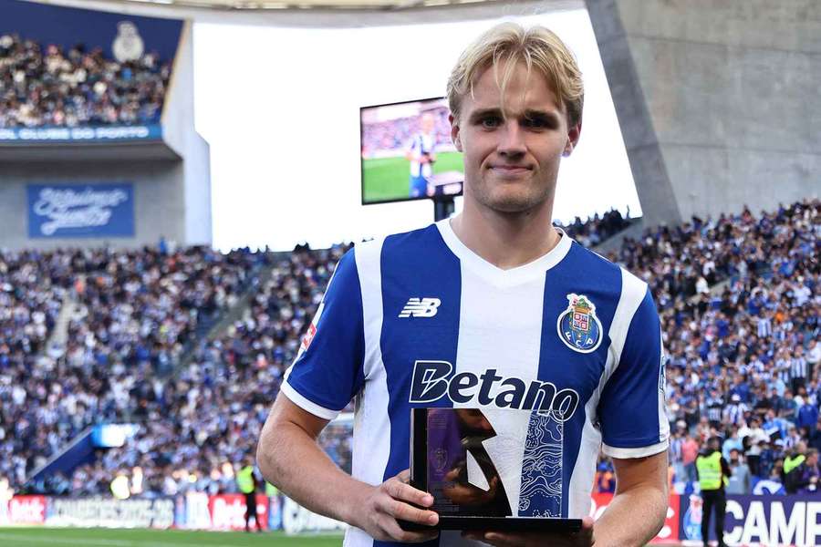 Victor Froholdt recebeu os galardões no relvado do Dragão