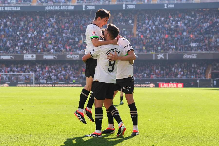 Los jugadores del Valencia celebran el gol de Hugo Duro