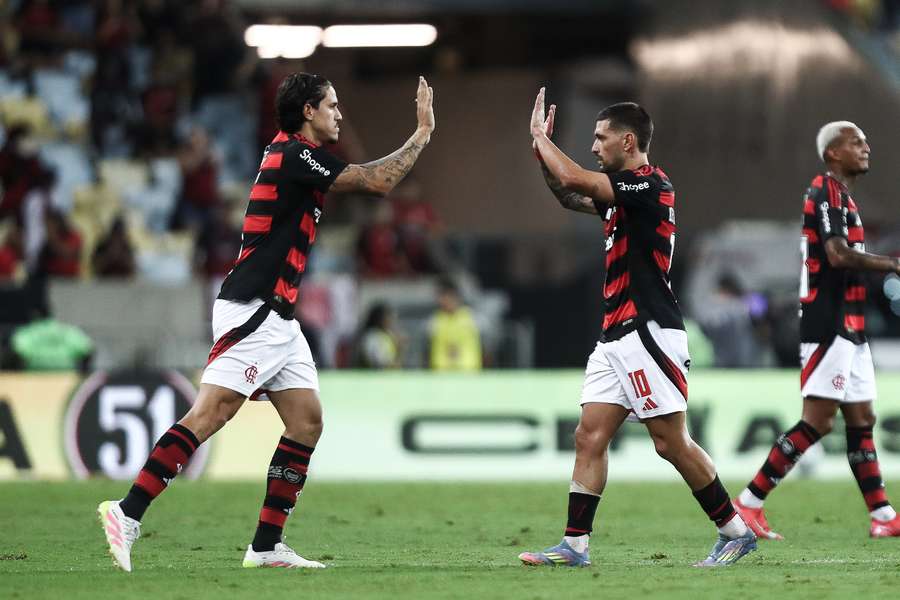 Pedro entra no lugar de Arrascaeta
