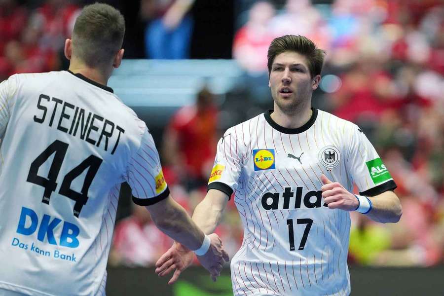 Steinert und Zerbe mit dem High Five nach einem der vielen Treffer des Abends.