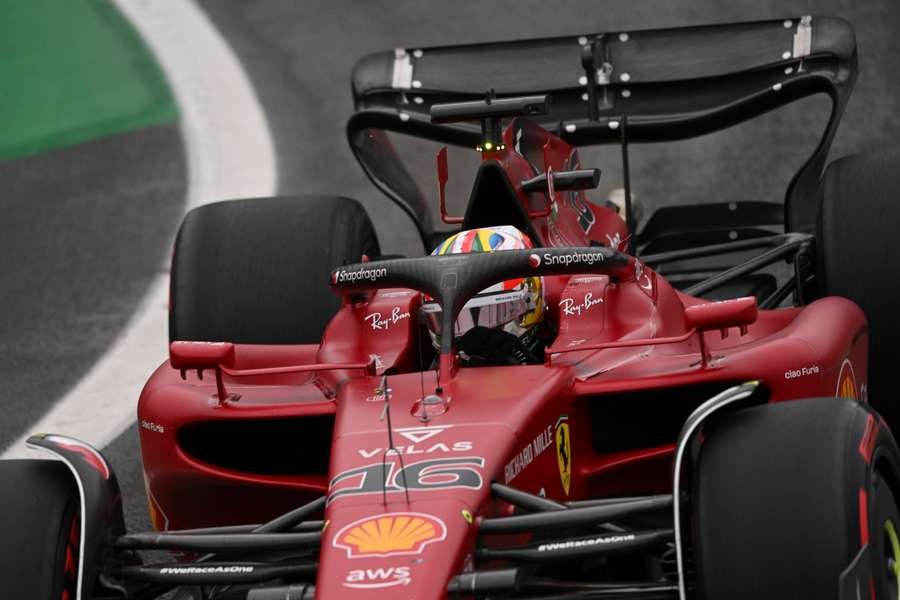 Leclerc rabbioso con il box Ferrari, autore dell'ennesimo errore