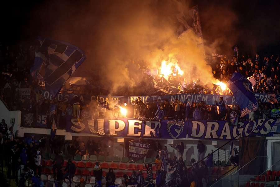 Super Dragons przerwali mecz racami na boisku