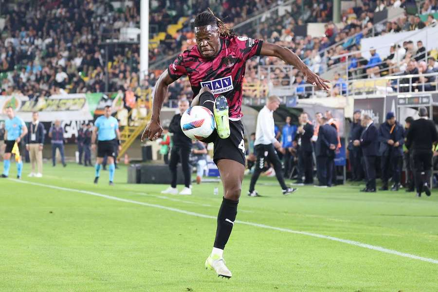 Gaius Makouta lors d'un match avec Alanyaspor en SuperLig.