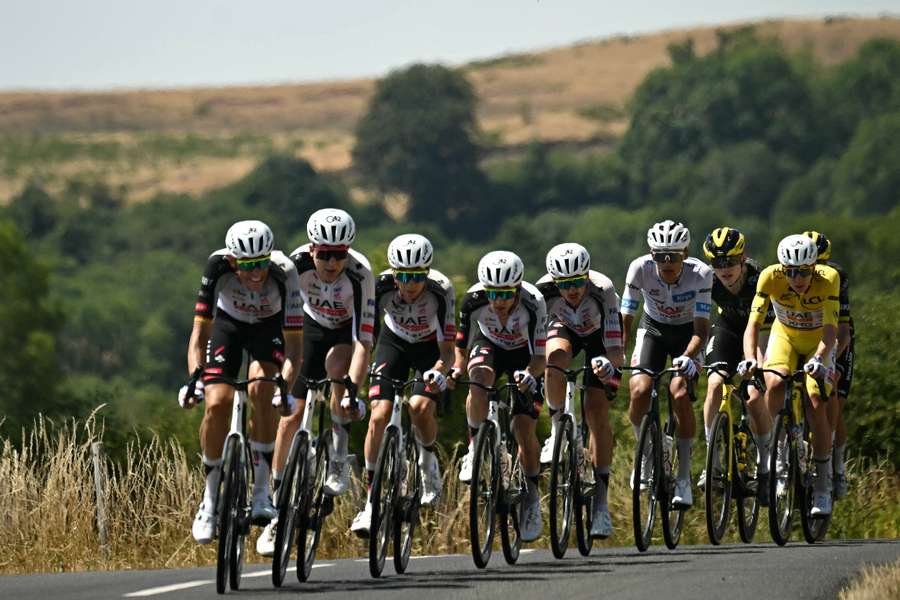 La UAE Team Emirates - XRG cristallise les tensions. La UAE Team Emirates - XRG cristallise les tensions.