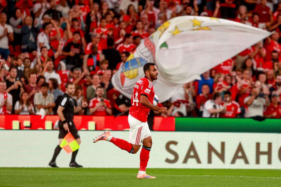 Pavlidis fez os dois golos do Benfica