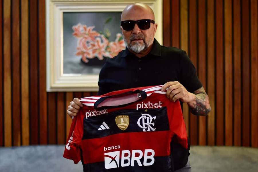 Sampaoli desembarcou no Rio de Janeiro na manhã deste domingo (16)