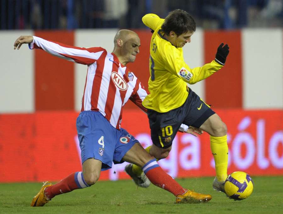 Mariano Pernia defends Messi in a Copa del Rey match in 2009
