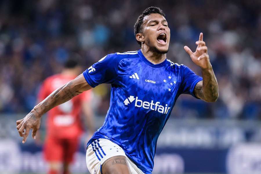 Veron fez 37 jogos e seis gols pelo Cruzeiro