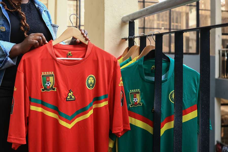 Troca de fornecedora da camisa de Camarões preocupa comerciantes