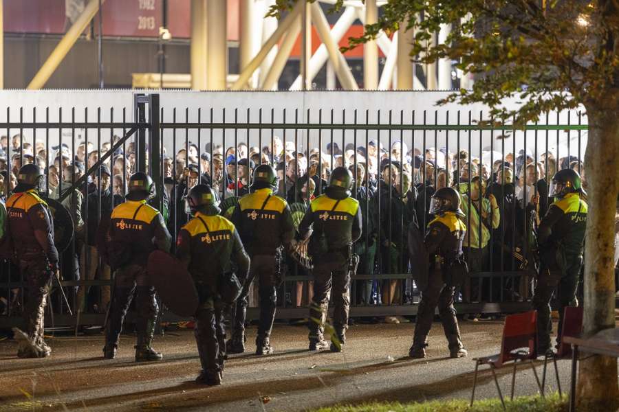 De Mobiele Eenheid bij het AFAS Stadion, na afloop van de wedstrijd