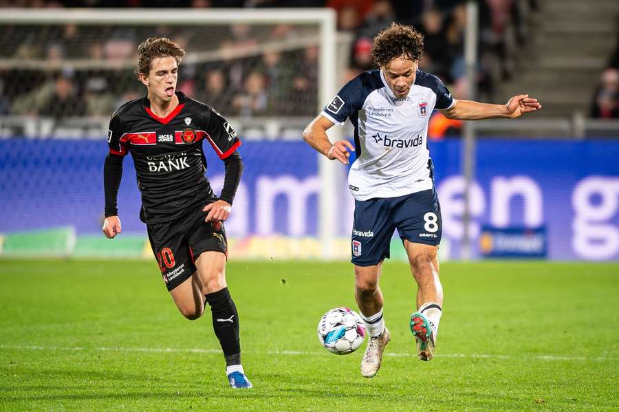 Mikael Anderson tussles with the ball with Valdemar Byskov