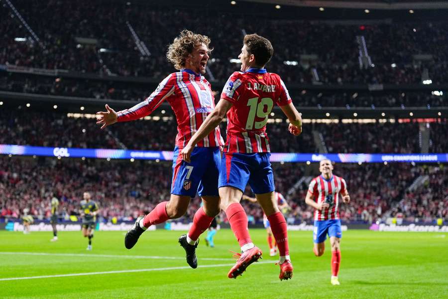 Julian Alvarez of Atletico Madrid celebrates a goal with Antoine Griezmann during the UEFA Champions League