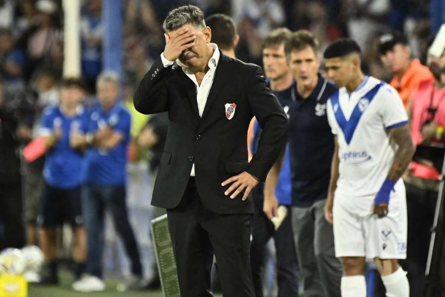 Marcelo Gallardo não vê seu time jogar bem Marcelo Gallardo não vê seu time jogar bem
