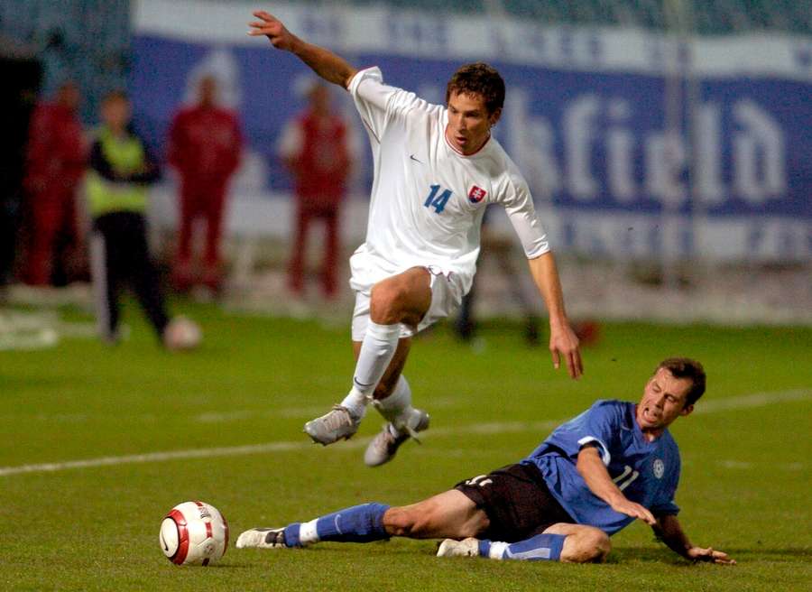 V roku 2005 si proti Estónsku zahral aj Filip Hološko a skóroval.