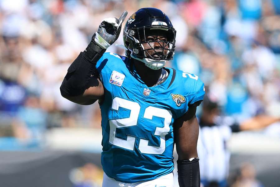 Foyesade Oluokon liderou a NFL em tackles em 2021 e 2022