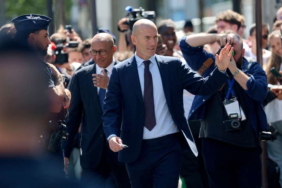 Zidane wird bei seiner Ankunft am FFF-Headquaters in Paris gefeiert