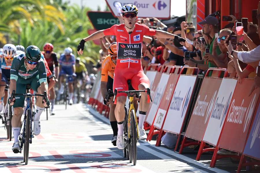 Wout van Aert komt als eerste over de finish