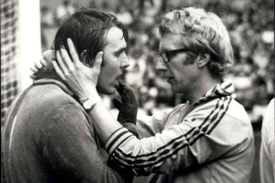 Rimmer (l.) während eine Ligaspiels gegen West Ham im Upton Park im Jahr 1977 Rimmer (l.) während eine Ligaspiels gegen West Ham im Upton Park im Jahr 1977