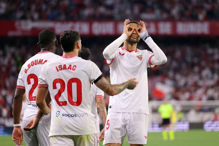 En Nesyri celebra su gol con Isaac Romero y Soumaré
