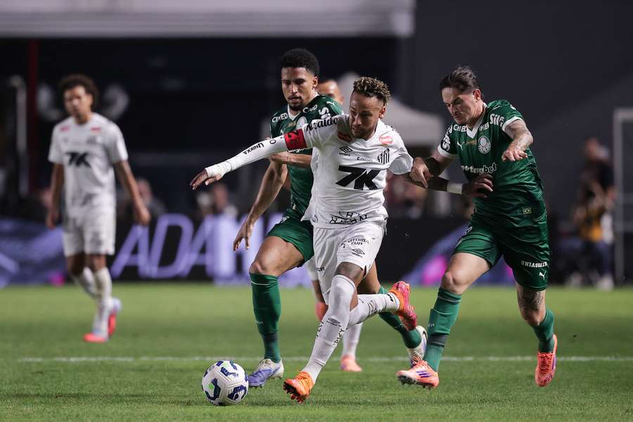 Neymar foi um dos destaques do confronto Neymar foi um dos destaques do confronto