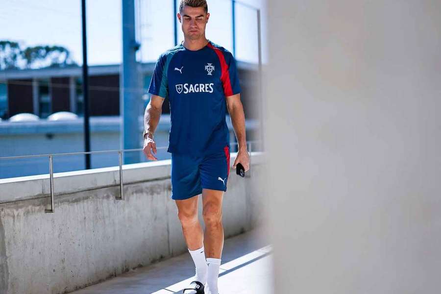 Cristiano Ronaldo spielt seit 23 Jahren für die portugiesische Nationalmannschaft. Cristiano Ronaldo spielt seit 23 Jahren für die portugiesische Nationalmannschaft.