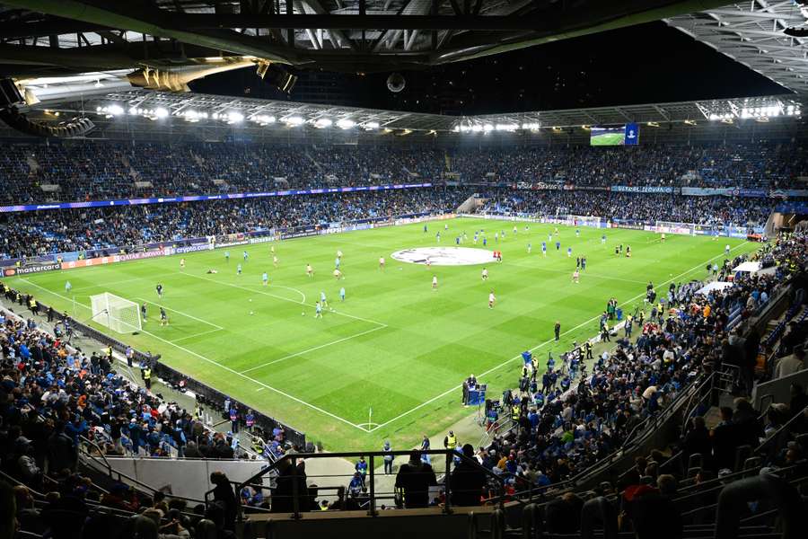 V baráži čakajú Slovákov zaplnené tribúny.