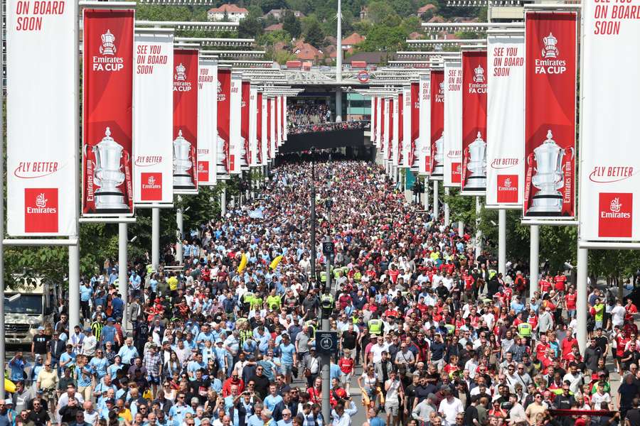 Torcedores se reúnem em Wembley Way antes da final da FA Cup