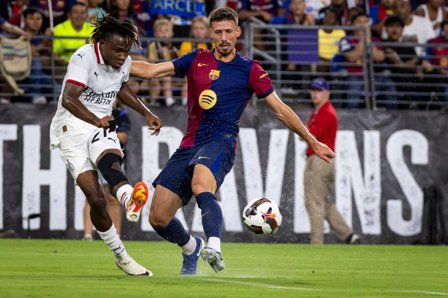 Lenglet intenta frenar a Samu Chukwueze 