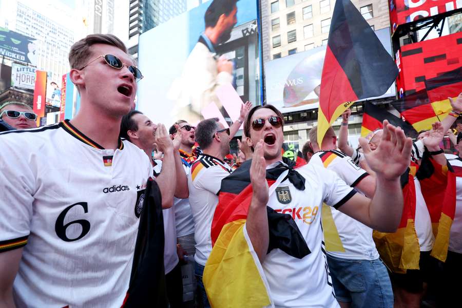 En Times Square, el Mundial vive en un permanente Carnaval