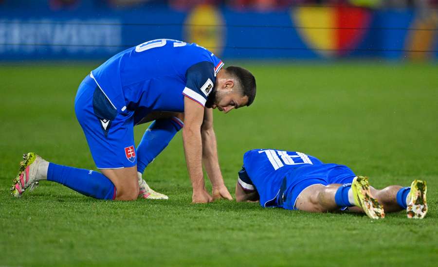 Dávid Hancko kontroluje zraneného Sauera.