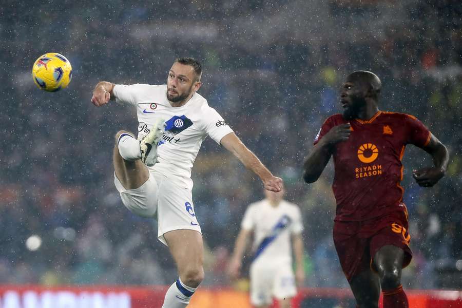 De Vrij is de enige van vier Nederlanders die bij Inter - Atlético in de basis staat