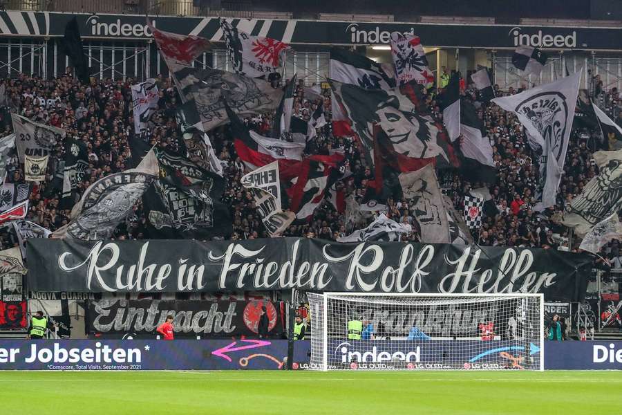 Eintracht Frankfurts fans ærede deres tidligere Rolf Heller ved hans død