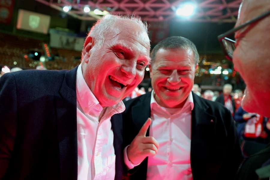 Uli Hoeneß (l.) auf der Jahreshauptversammlung des FC Bayern