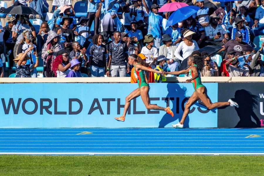 Lorene Bazolo, Tatjana Pinto, Beatriz Castelhano e Arialis Gandulla fixaram em 43,11 segundos o novo máximo português nos 4x100 metros femininos