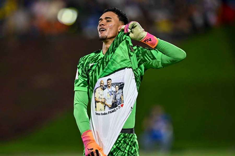 João Pedro defendeu dois pênaltis na disputa e um no tempo normal