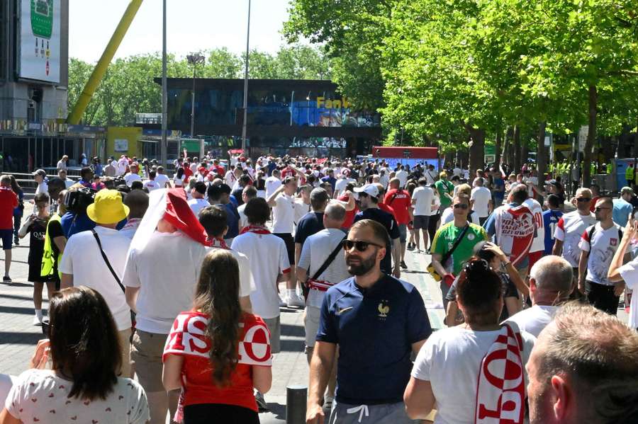 Tłumy kibiców reprezentacji Polski pod stadionem w Dortmundzie, ale atmosfera leniwa