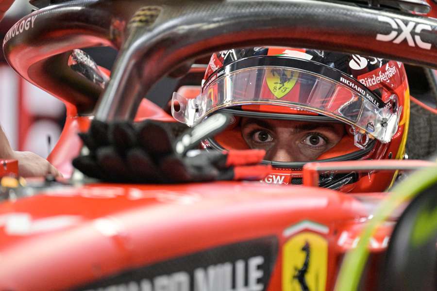 Carlos Sainz em destaque em Singapura