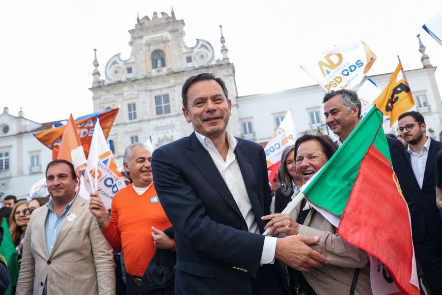Luís Montenegro em ação em campanha pela AD