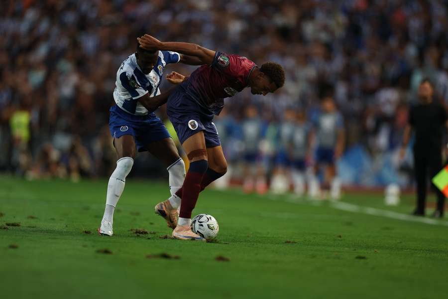 Mau estado do relvado foi bem visível durante a partida Mau estado do relvado foi bem visível durante a partida