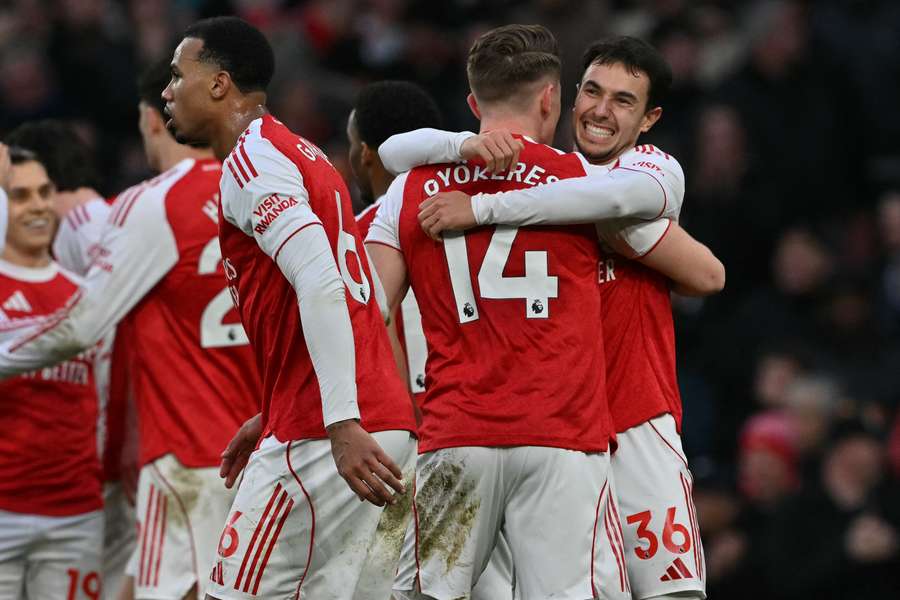 El delantero sueco de Arsenal #14 Viktor Gyokeres (2R) celebra con el defensa español de Arsenal #36 Martin Zubimendi (R) tras marcar el segundo gol durante el partido de la Premier League inglesa