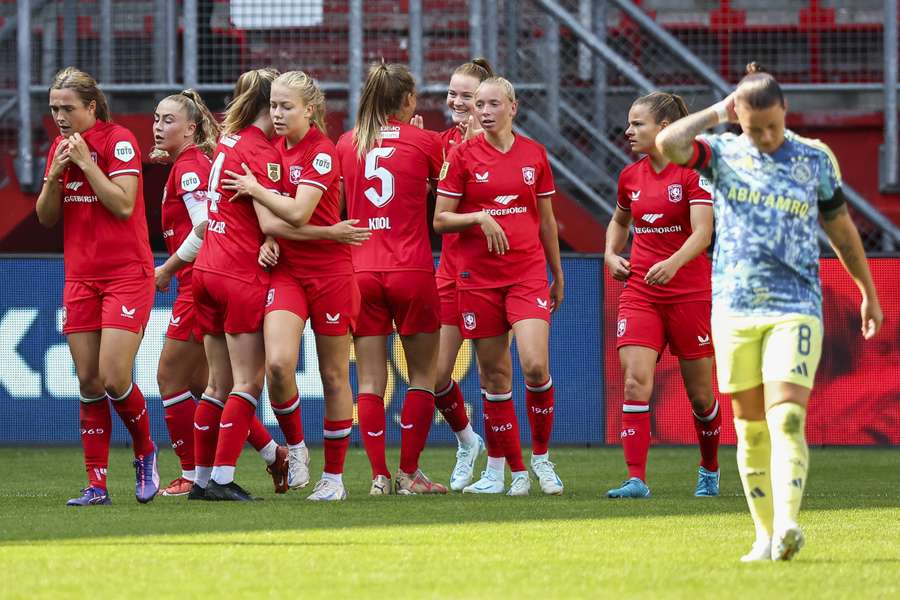 De voetbalsters van FC Twente vieren feest