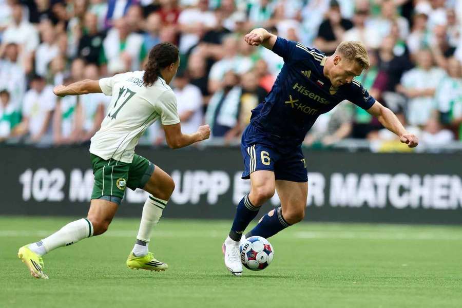 Oskar Repka gets away from Amin Boudri