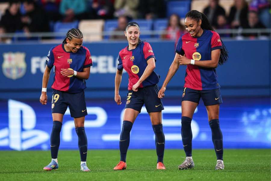 Vicky López, Jana y Salma Paralluelo celebrando un gol del Barça