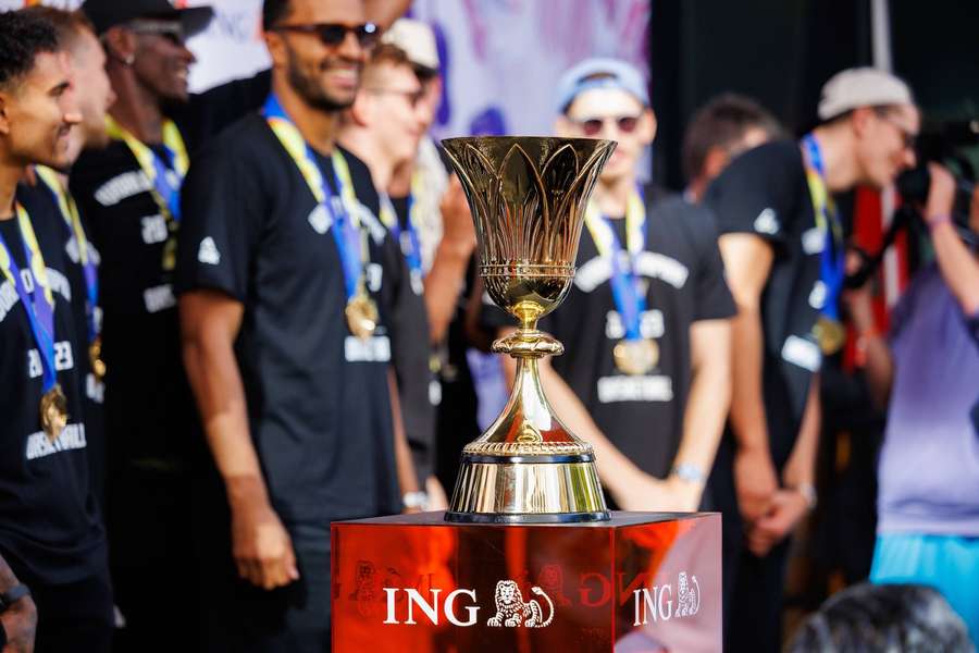 Die WM-Trophäe bei der Feier des DBB-Teams 2023.