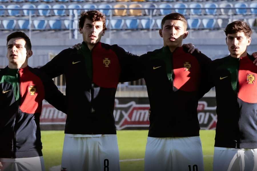 Paulo Bernardo cumpriu os 90 minutos na derrota de Portugal frente à Grécia