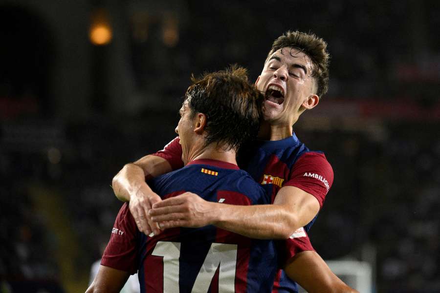 Die Barca-Profis Gavi und Joao Felix feiern den ersten Treffer des Spiels.