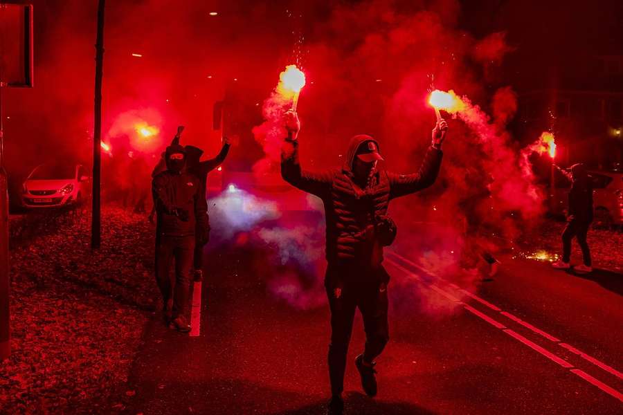 De relschoppers droegen vuurwerk en bivakmutsen