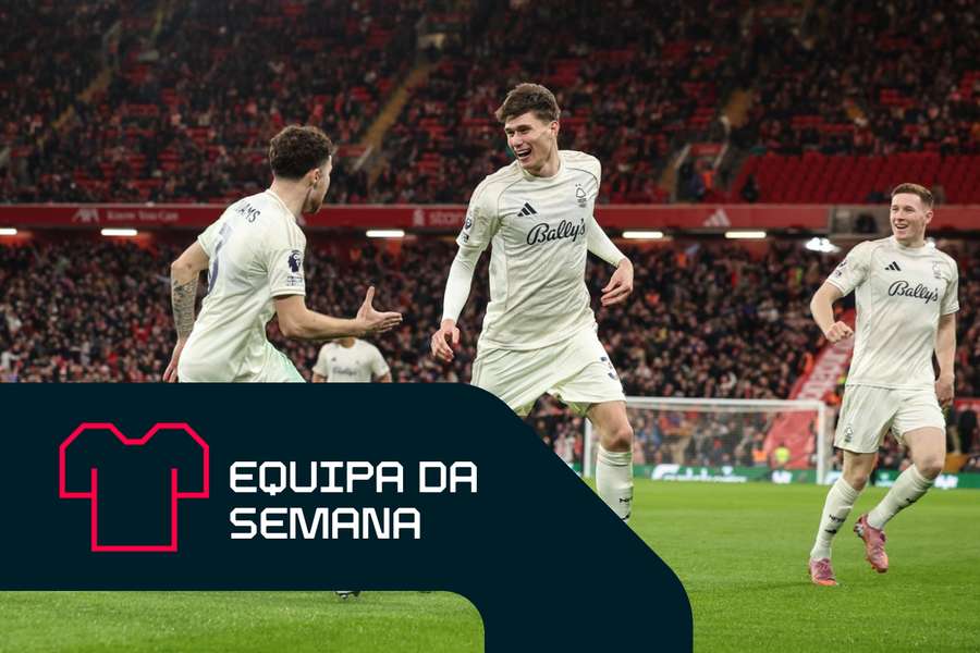 Jogadores do Forest celebram em Anfield