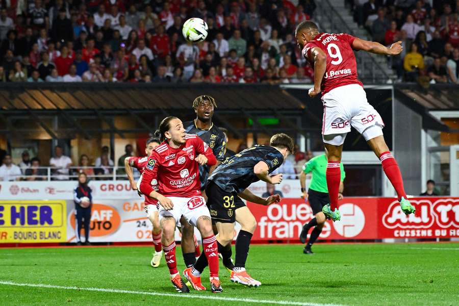 Brest draw opens door for Lille in Champions League race